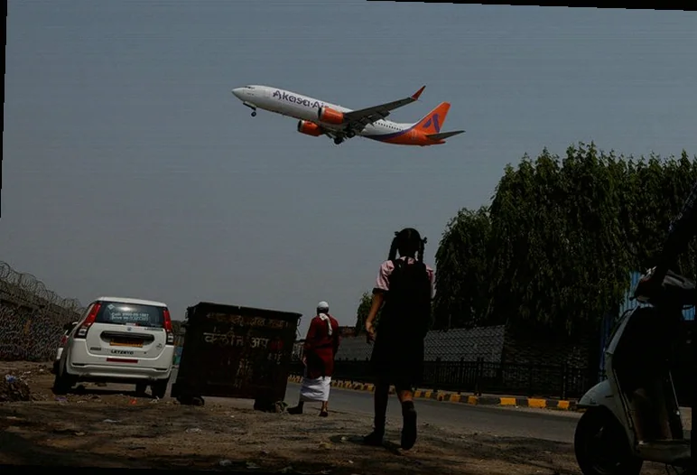 Авиакомпании пересчитывают цены и маршруты из-за скачка топливных расходов