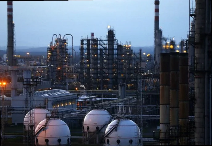 Акции энергетиков США растут на старте недели из-за скачка нефти