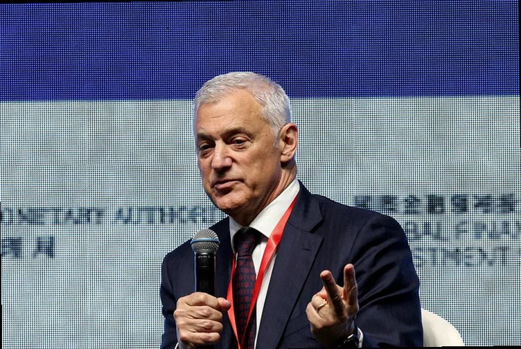 CEO Standard Chartered извинился за комментарии об ИИ и замене людей